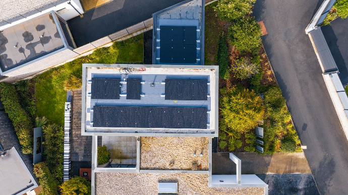 Habitat solaire autonome Vue aérienne d’une maison équipée de panneaux solaires et solution énergétique H2Gremm