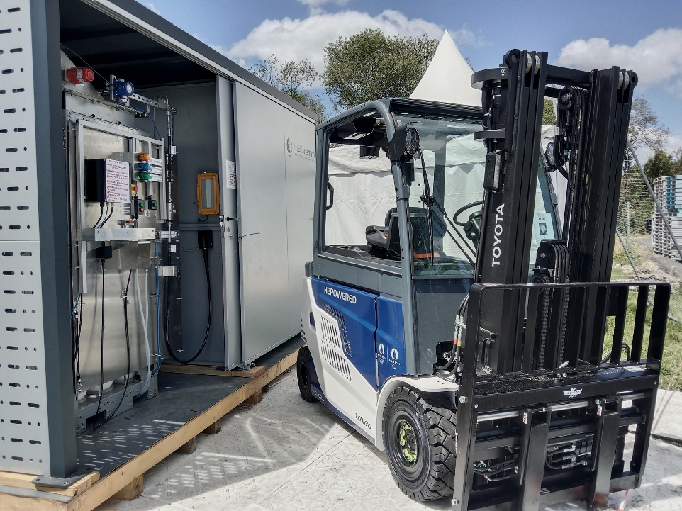 Solution hydrogène pour logistique industrielle Chariot élévateur à hydrogène connecté à une station énergétique H2Gremm