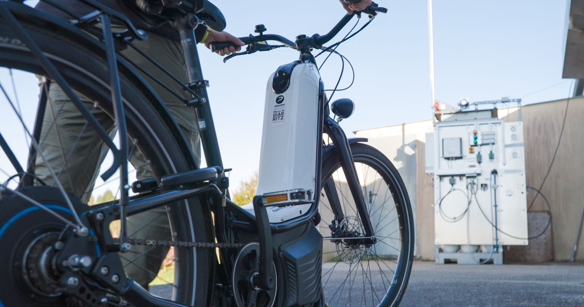 Recharge hydrogène pour vélo Vélo à hydrogène en cours de recharge sur borne énergétique H2Gremm