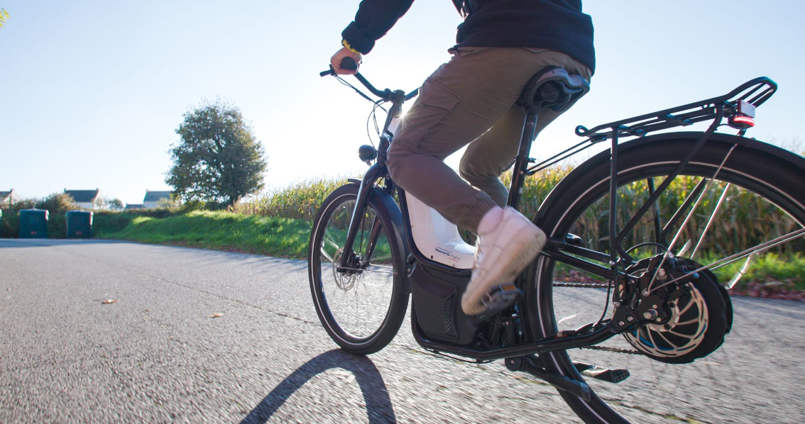 Vélo hydrogène en circulation Déplacement en vélo électrique à hydrogène sur route rurale