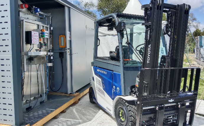 Hydrogen-powered forklift connected to an H2Gremm energy station